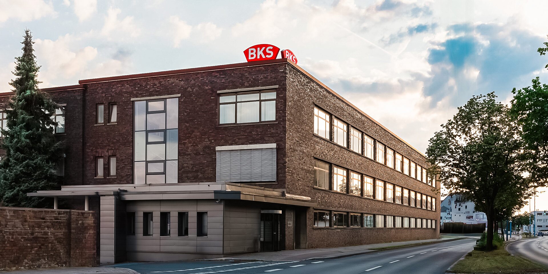 BKS Bürogebäude mit BKS Logo und Bäumen in Velbert