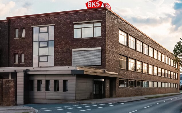 BKS Gebäude mit Logo und Fensterfront