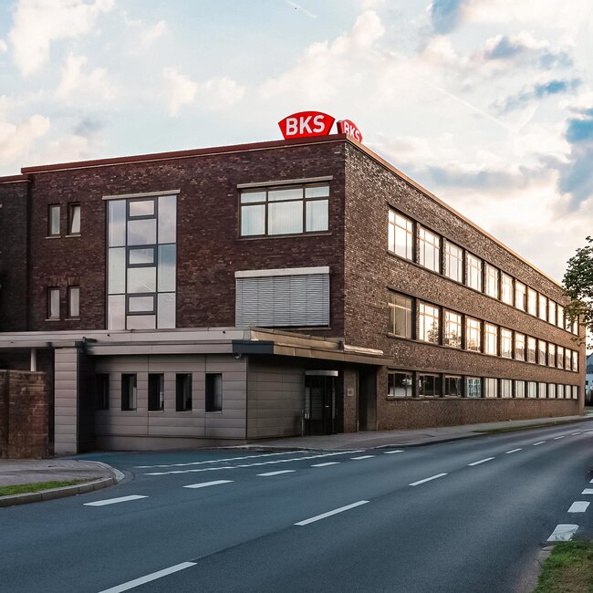 BKS Gebäude mit Logo und Fensterfront