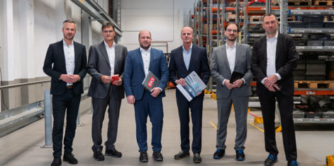 BKS Mitarbeiter Management 
Männer im Anzug im Lagerraum