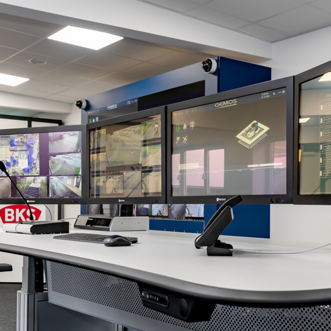 GEMOS Leitstand 
Mehrere Monitore einer Überwachungsstation