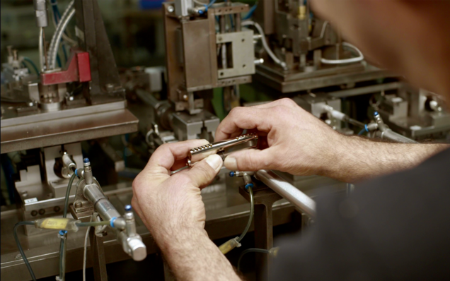 BKS Werk Montage
Arbeiter prüft Metallteil in Fertigungsanlage