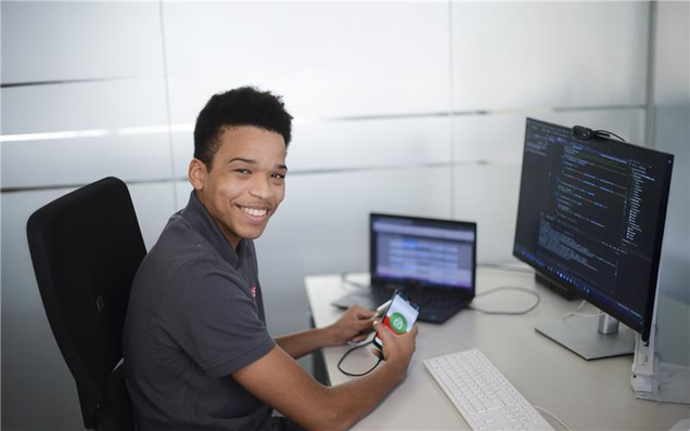 Techniker wartet komplexe Industriemaschine