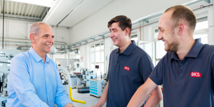 Drei Männer im Gespräch in Werkstatt