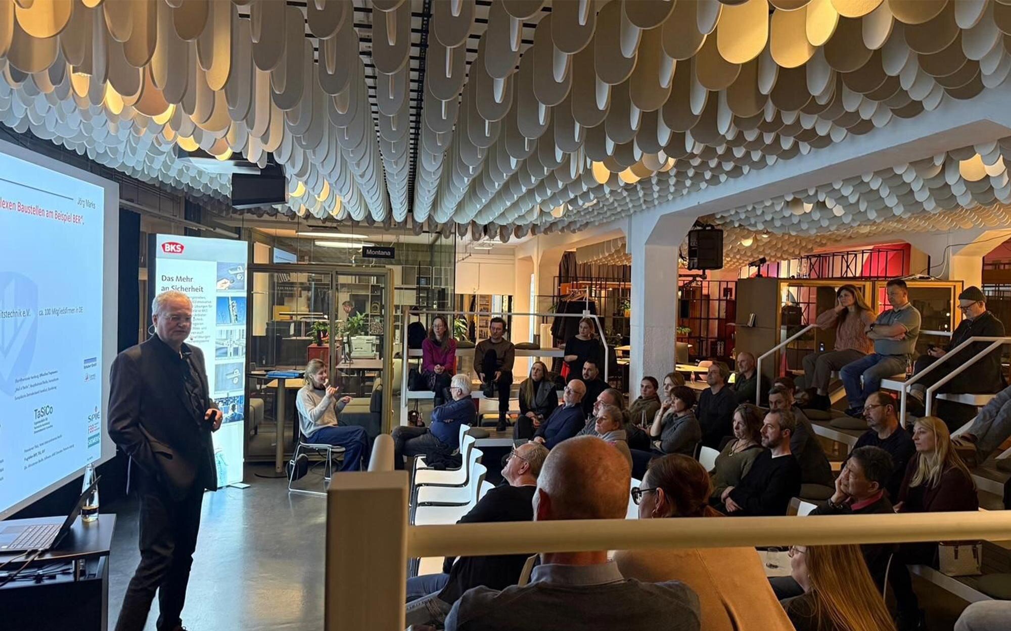 Veranstlaltung BKS ThemenWerkschau Vortrag in modernem Konferenzraum