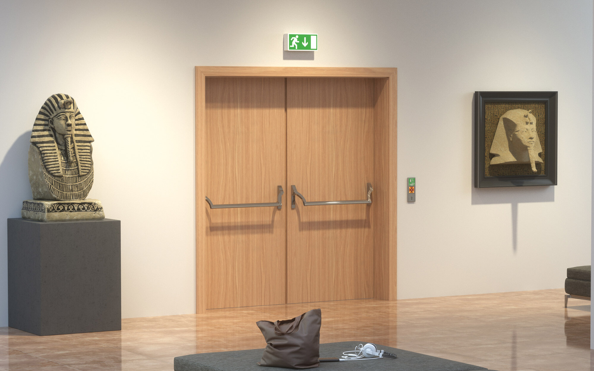 Fluchttür mit zwei Druckstangen und mit Notausgangsschild im Museum