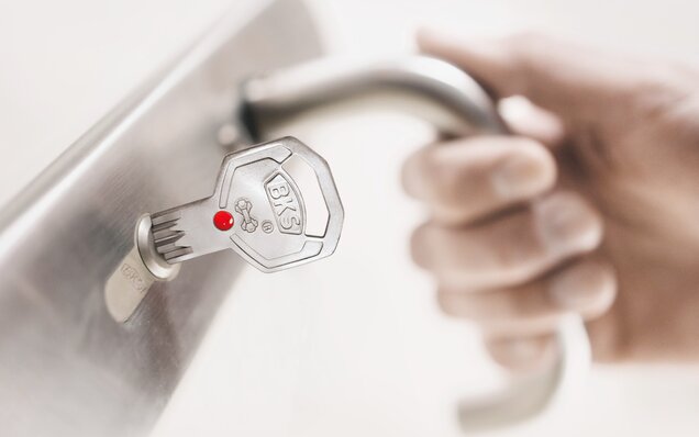 BKS Schlüssel im Metallschloss mit Handgriff