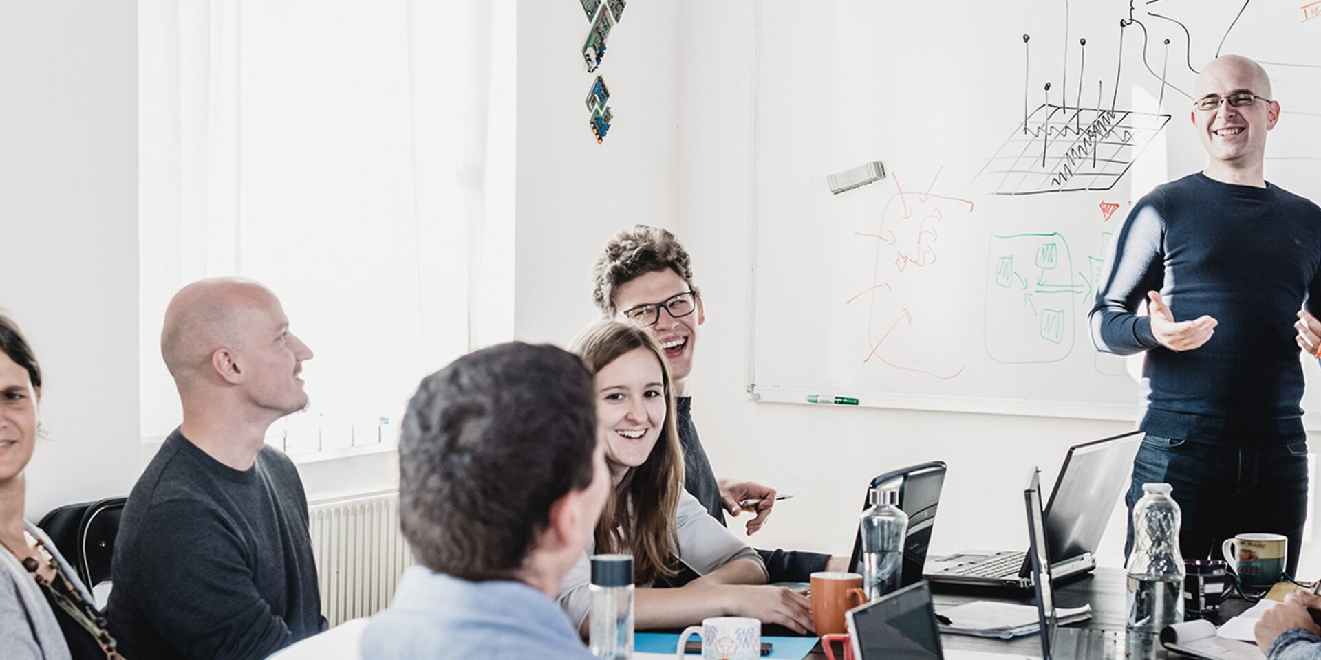 Team bei einem Seminar oder Schulung mit Whiteboard