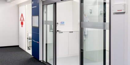 Krankenhausflur mit medizinischer Ausstattung