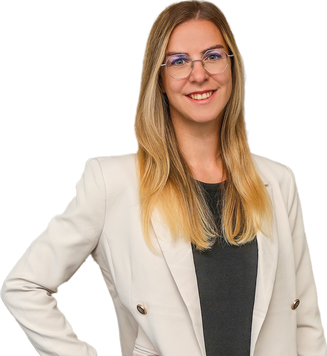 Frau im weißen Sakko vor schwarzem Hintergrund