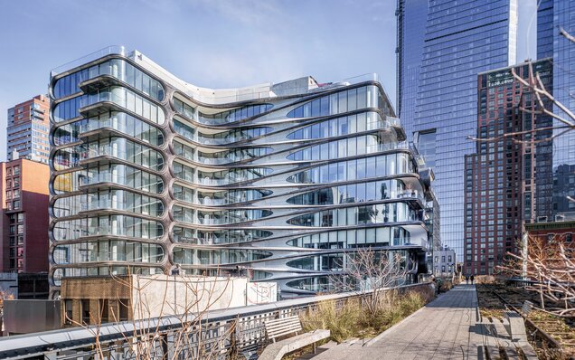 Modernes Bürogebäude mit Glasfassade