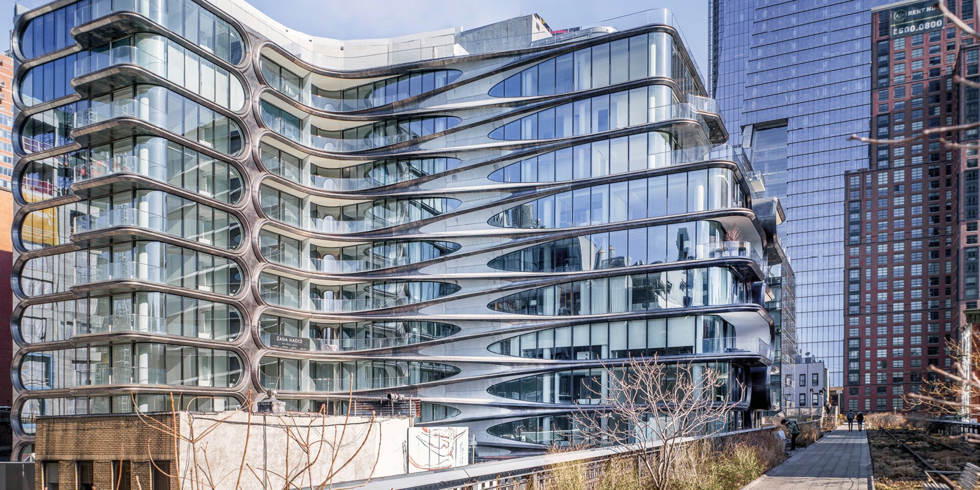 Modernes Bürogebäude mit Glasfassade