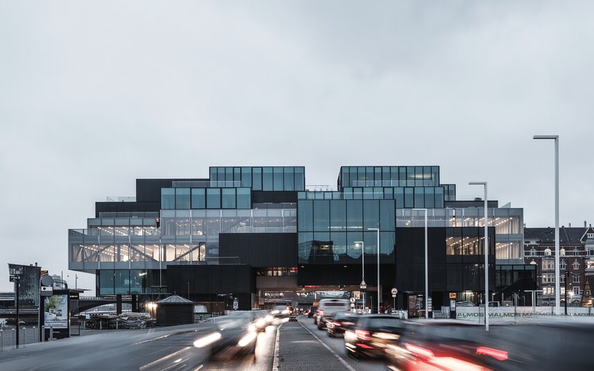 Modernes Bürogebäude mit Glasfassade