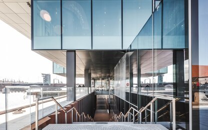 Moderner Gebäudeeingang mit Treppe