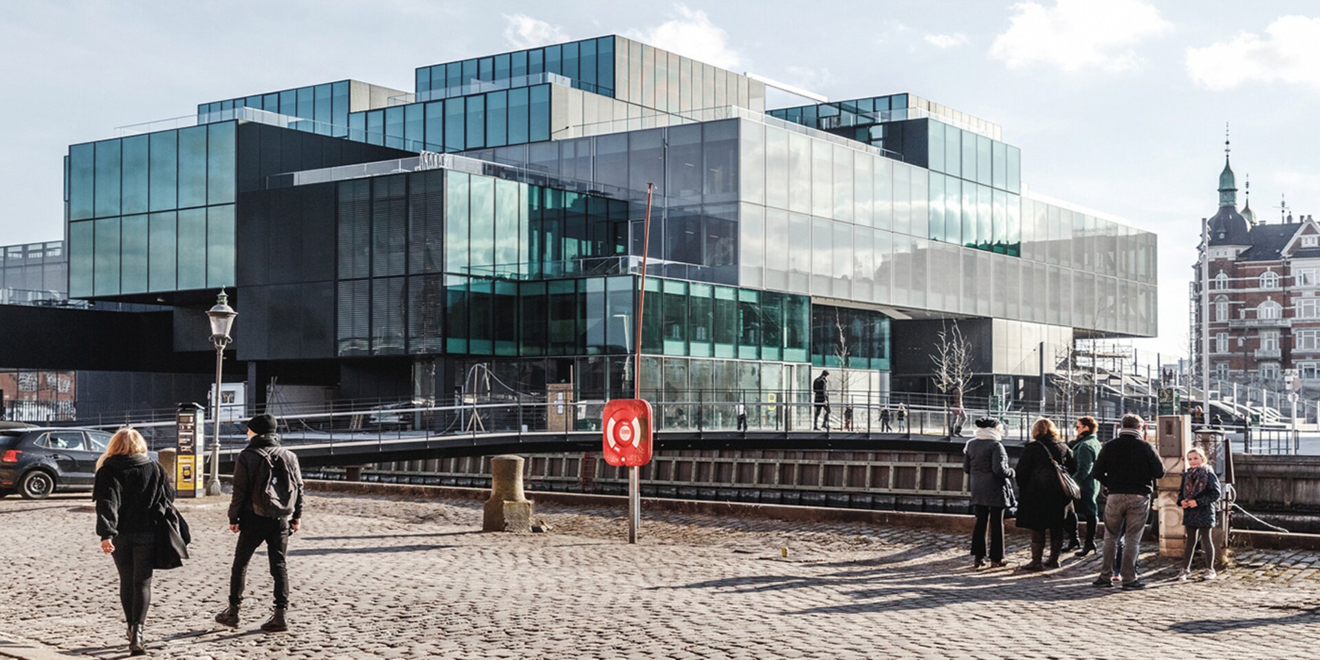 modernes Gebäude mit Glasfassade außen