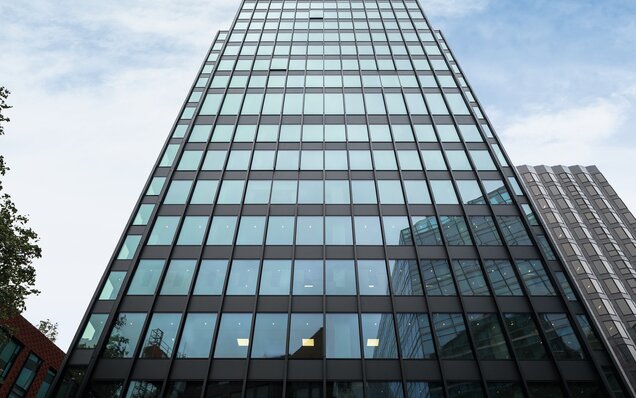 Hohe Glasfassade mit reflektierenden Fenstern