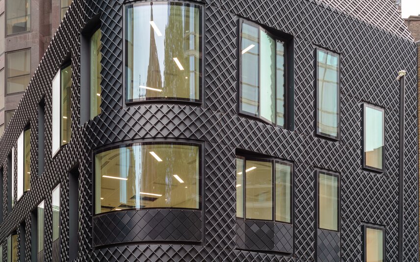 Moderne Fassade mit großen Fensterfronten