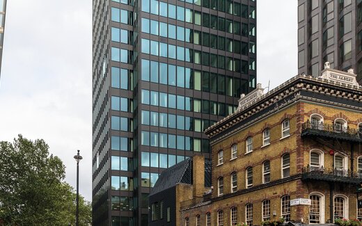 The Albert Altbau mit Balkonen und Glasfassaden