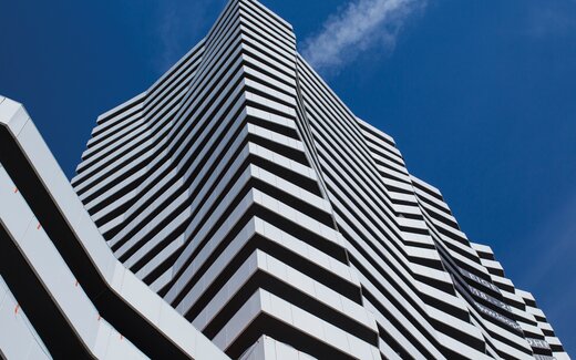 Modernes Gebäude mit weißer Fassade