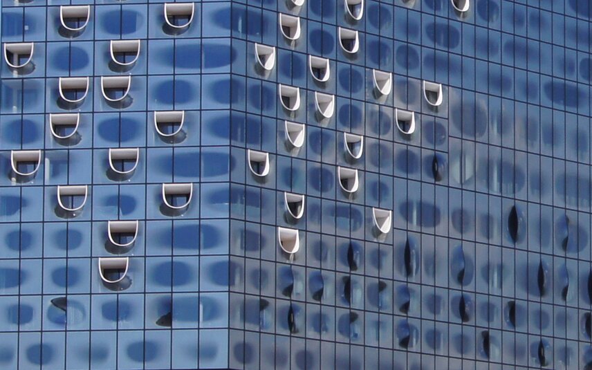 Moderne Glasfassade mit Sonnenschutzlamellen