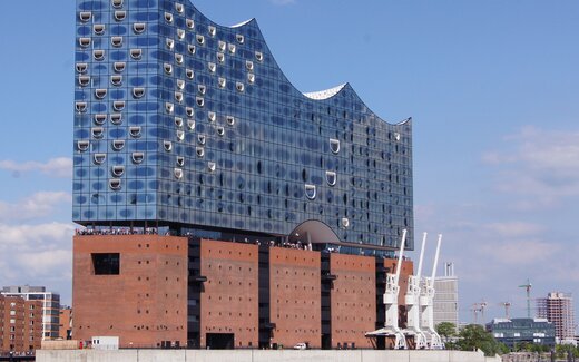 Elbphilharmonie Hamburg am Wasser