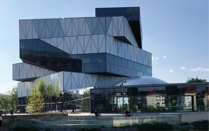 Modernes Gebäude mit Glas und Geometrie