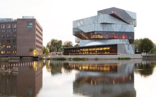 Gebäude mit Wasserspiegelung und Beleuchtung