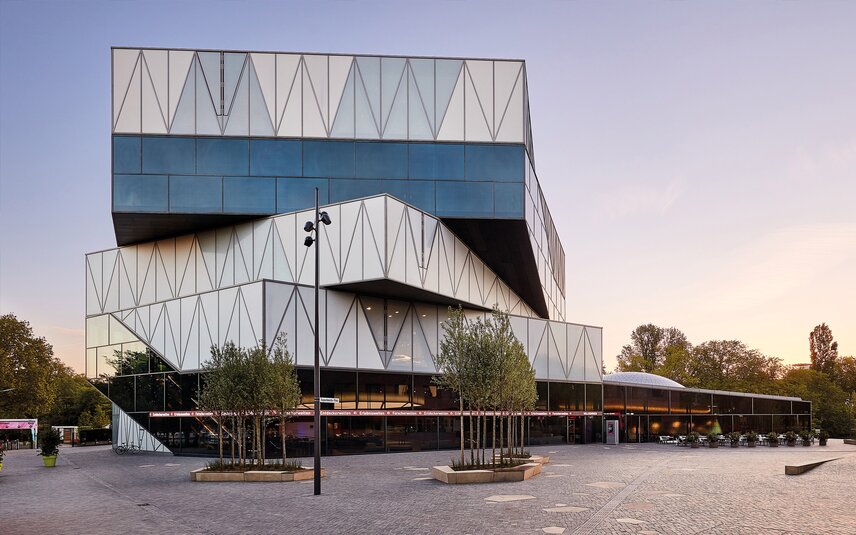 Modernes Gebäude mit geometrischer Fassade