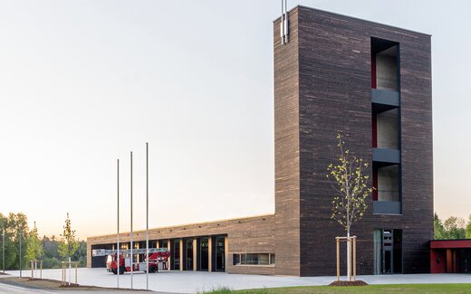 Feuerwehrgebäude mit Übungsturm außen