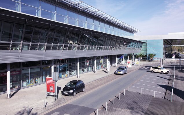 Flughafenterminal mit Parkplätzen und Autos