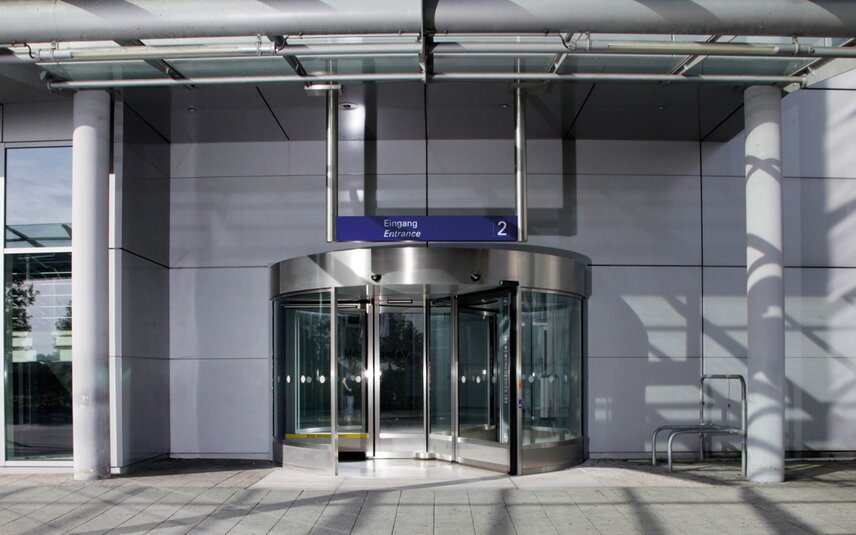 Moderner Eingang mit drehbarer Glastür