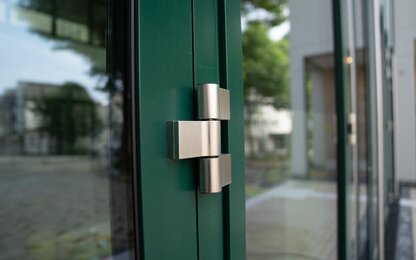 Edelstahl Türband am Aluminiumrahmen