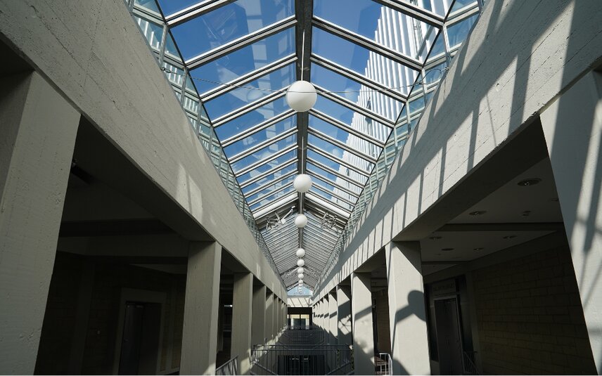 Hell beleuchteter Gebäudegang mit Glasdach