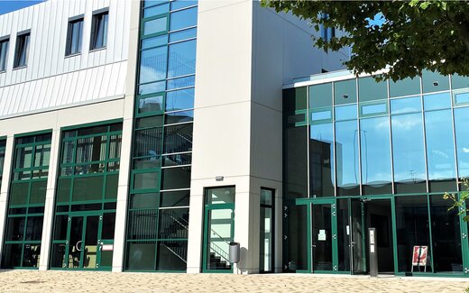 Moderner Bürokomplex mit Glasfront