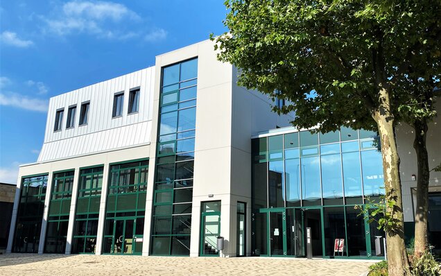 Modernes Bürogebäude mit Glasfassade