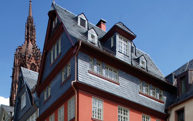 Traditionelles Haus mit Schieferdach und Turm