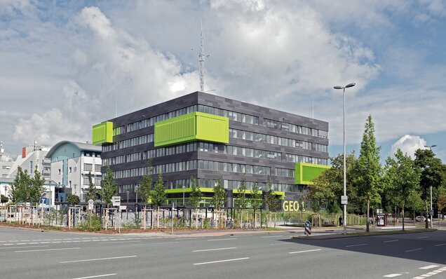 Modernes Gebäude mit grünen Balkonen GEO