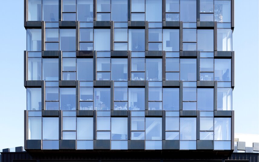 Moderne Glasfassade mit rechteckigen Fenstern