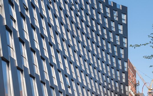 Fassade eines modernen Bürogebäudes