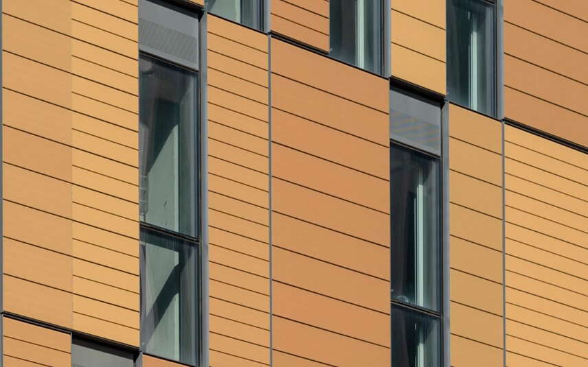 Moderne Gebäudeaußenwand mit Fassadenplatten