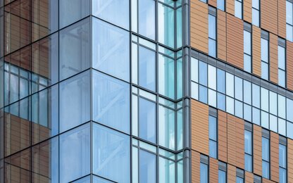 Moderne Fassade aus Glas und Holz