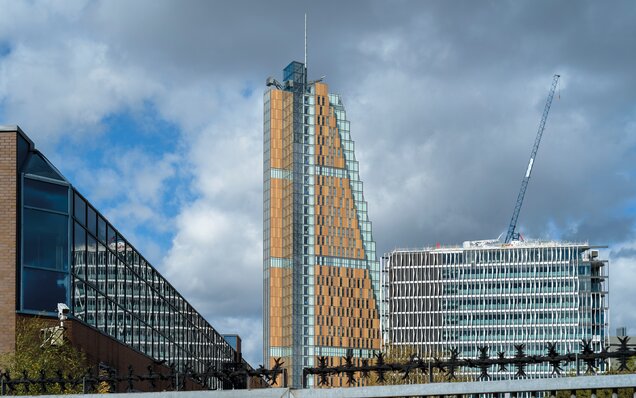 Modernes Bürogebäude mit Baukran und Fassaden