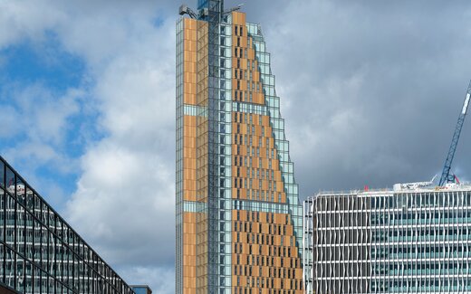 Hohe Gebäude mit modernem Fassadendesign