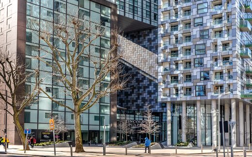 Modernes Hochhaus mit Glasbalkonen