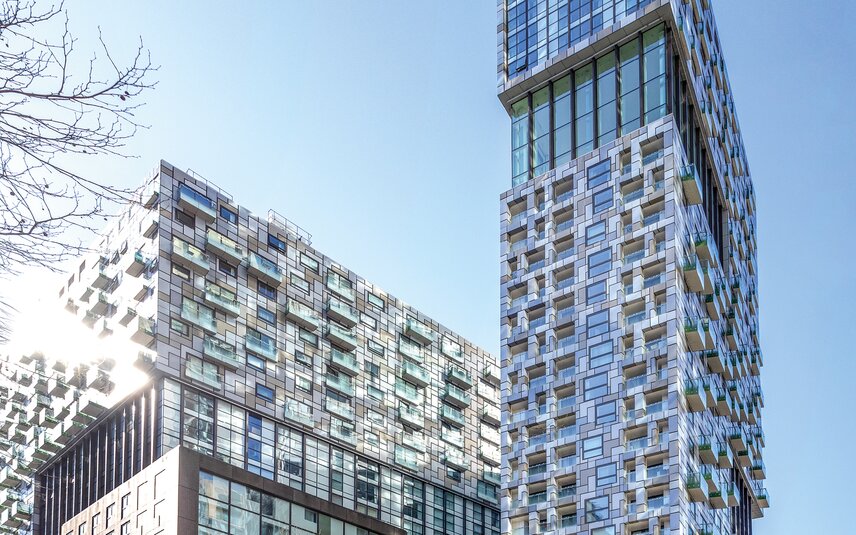 Hochhaus mit Balkonfassade und Glasfenstern