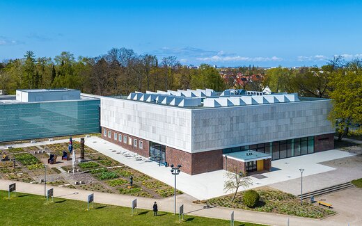 Kunsthalle mit Garten und moderner Architektur