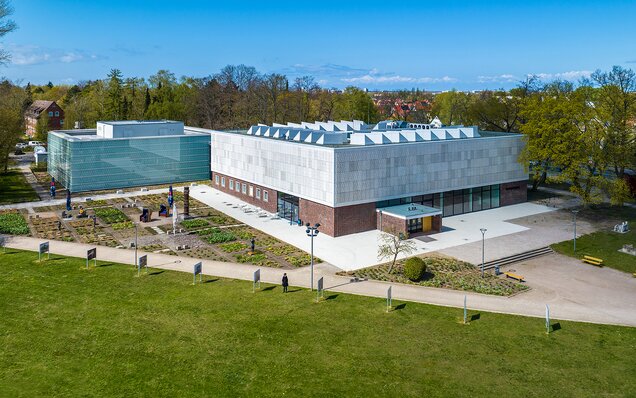 Modernes Gebäude mit Gartenanlage