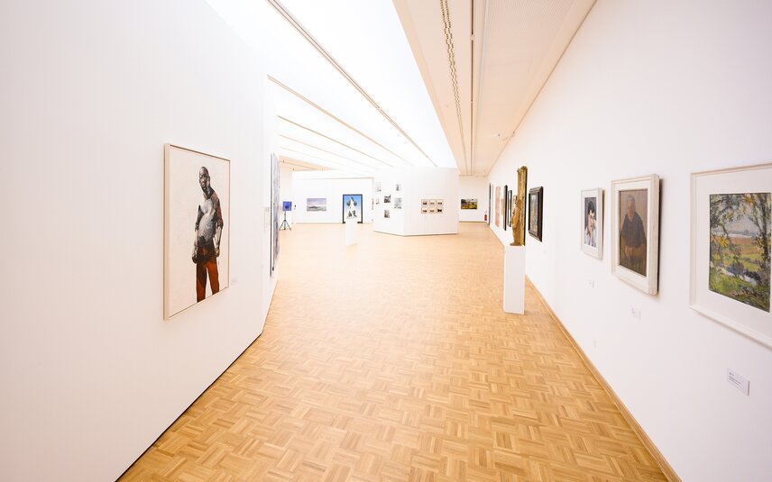 Moderne Galerie mit Kunstwerken