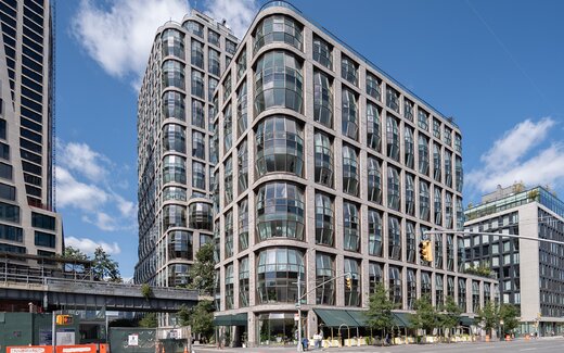 Modernes Wohn- und Geschäftsgebäude mit Fensterfronten