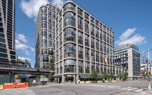 Modernes Gebäude mit abgerundeten Fenstern